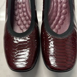 Walking Cradles Burgundy and Black Flats 10 Narrow